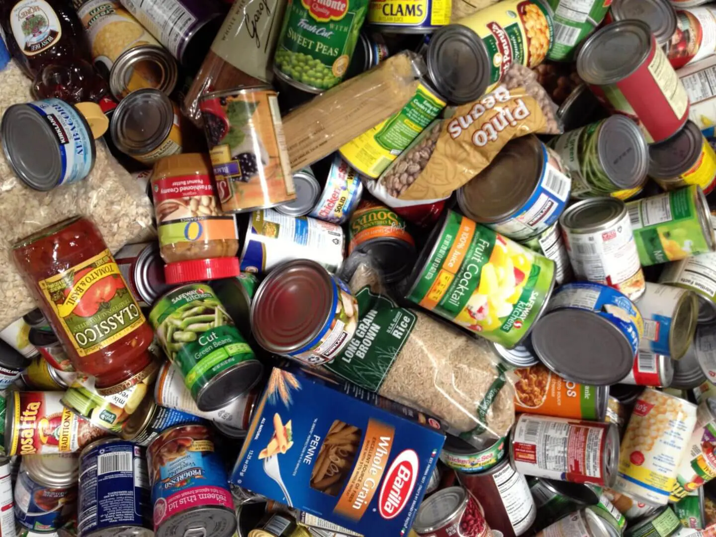 A pile of food that is in the middle of a pile.